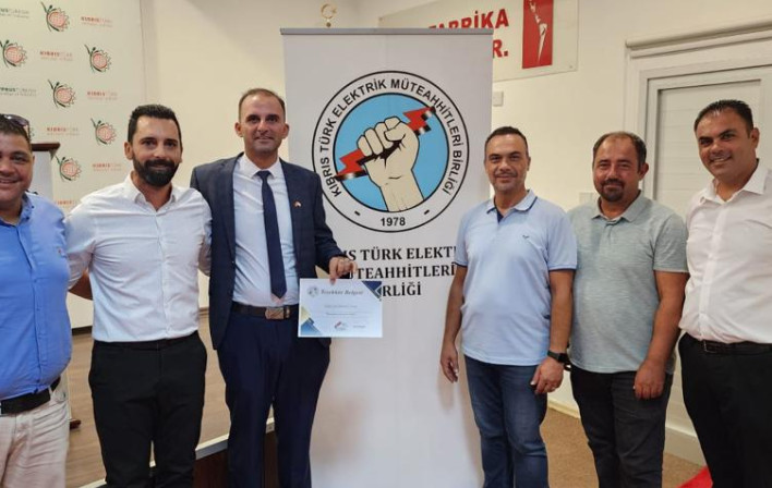 Şampiyon Melekler köyü konteyner yaşam evleri projesine katkı koyan Platform kurucu üyelerine ve elektrik müteahhitleri Birliği üyelerine teşekkür belgeleri verildi.